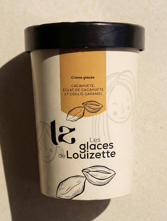 Crème glacée cacahuète, éclats de cacahuètes et coulis caramel