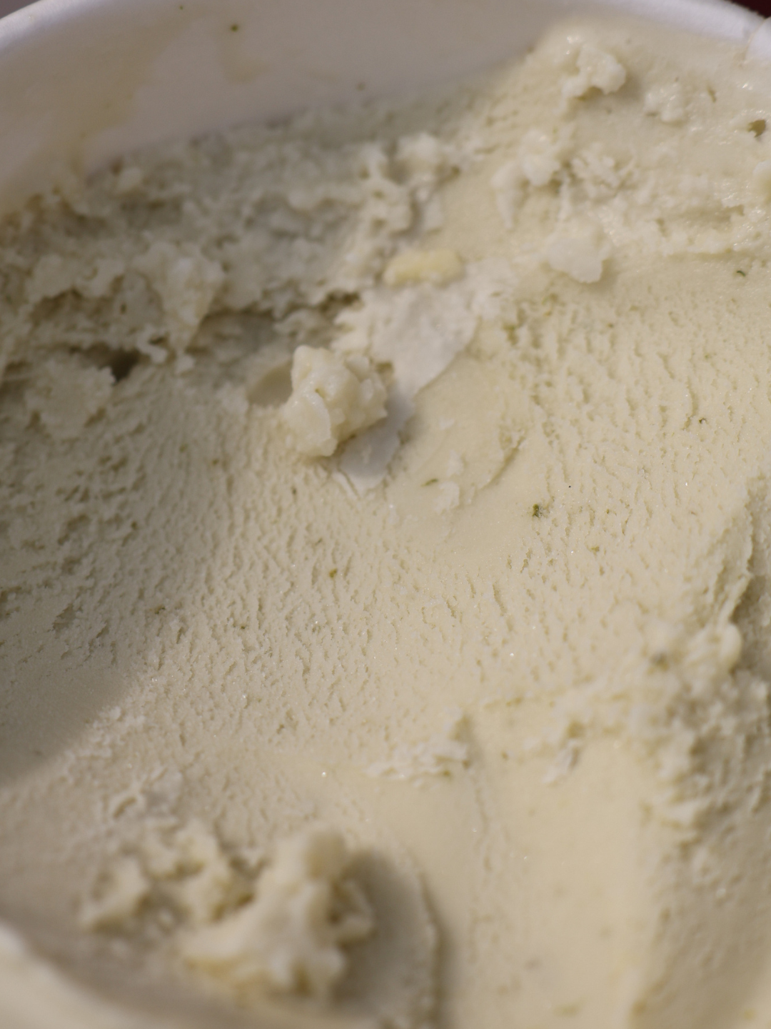 Crème glacée feuilles de menthe fraîche