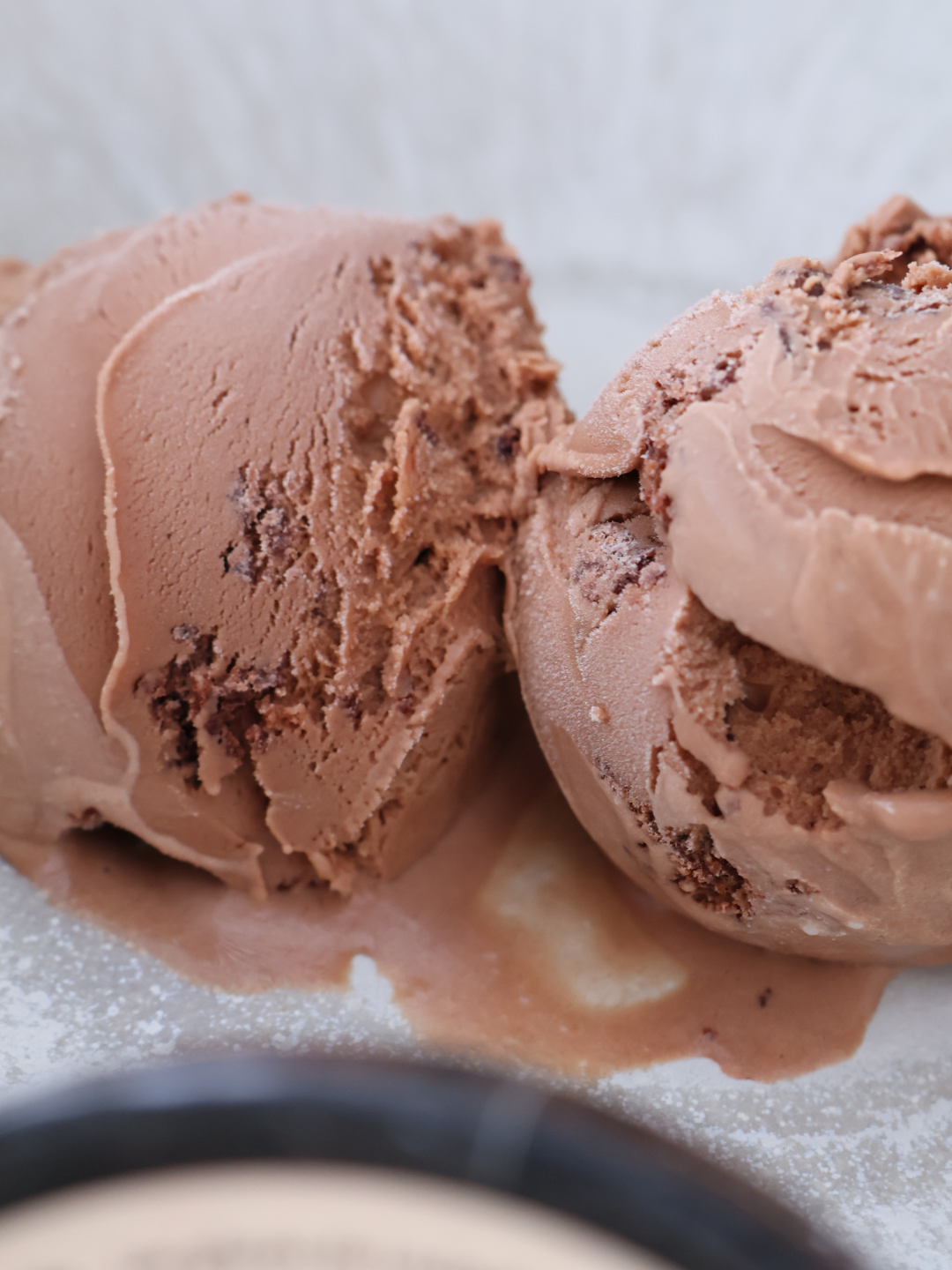 Crème glacée Chocolat noir et éclats de cookies