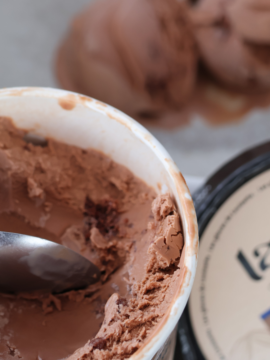 Crème glacée Chocolat noir et éclats de cookies