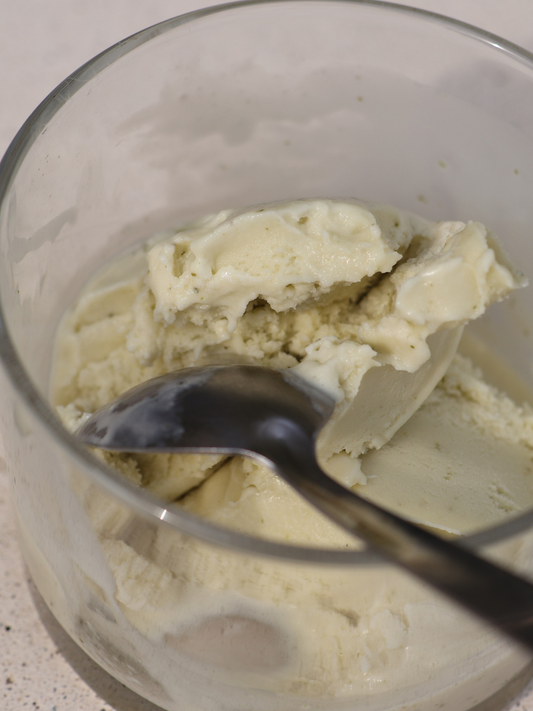 Crème glacée feuilles de menthe fraîche
