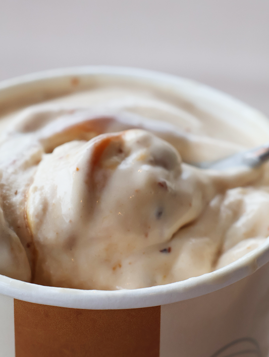 Crème glacée cacahuète, éclats de cacahuètes et coulis caramel