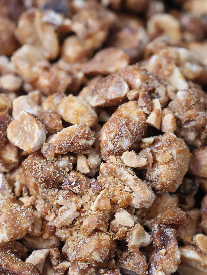 Crème glacée cacahuète, éclats de cacahuètes et coulis caramel