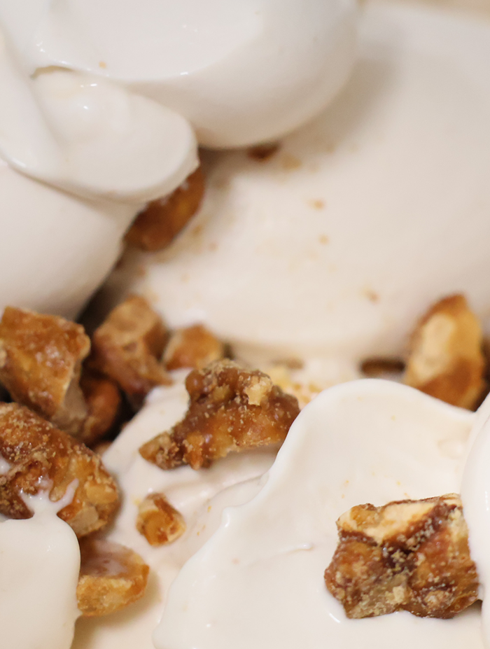 Crème glacée cacahuète, éclats de cacahuètes et coulis caramel