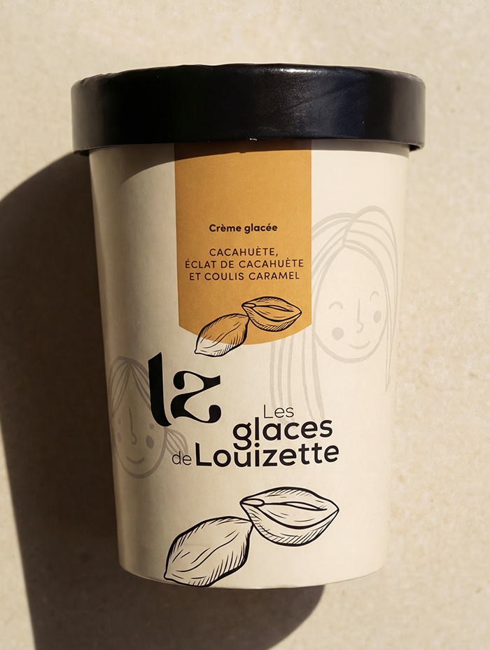 Crème glacée cacahuète, éclats de cacahuètes et coulis caramel